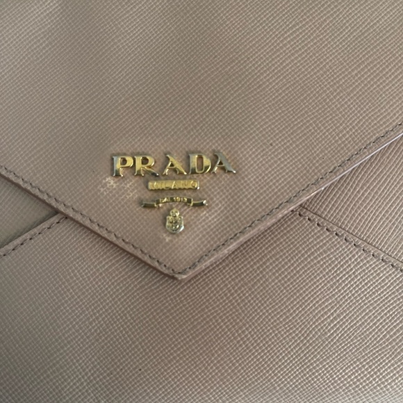 Authentic Prada Saffiano leather envelope wallet
Beige Color - Picture 10 of 13